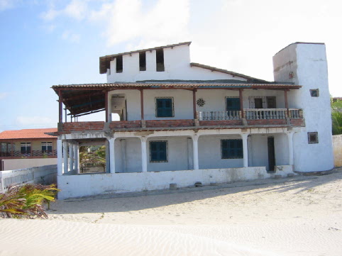 Ansicht vom Strand nach der zweiten Renovierung mit Neubau des Wassertankes und der Veranda im ersten Stock!
